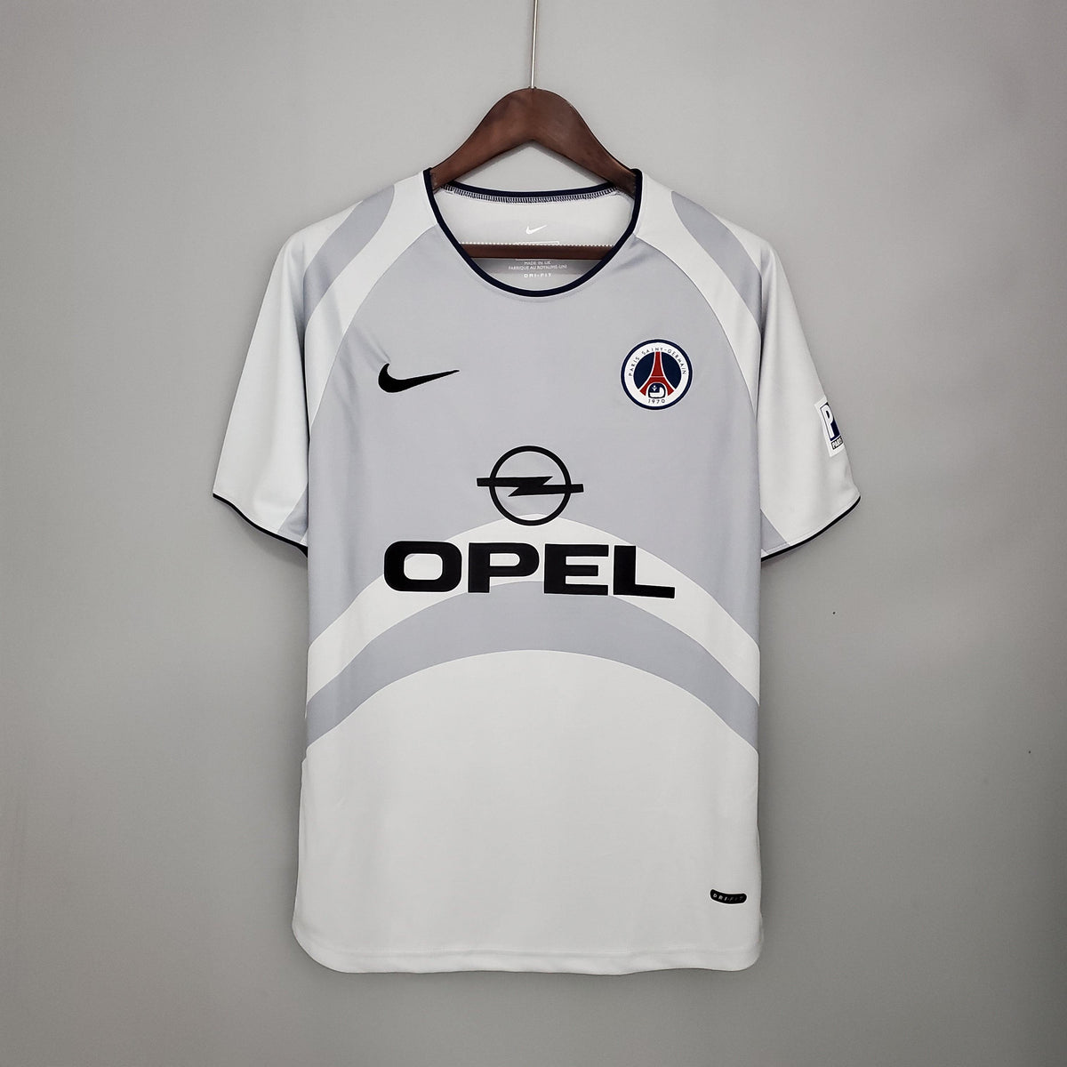 Camisola PSG Away 01/02 Retro branca com detalhes em cinza e logo da Nike e Opel.