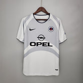 Camisola PSG Away 01/02 Retro branca com detalhes em cinza e logo da Nike e Opel.
