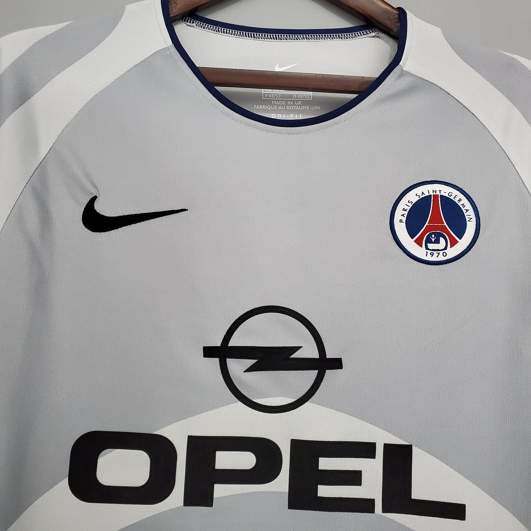 Camisola PSG Away 01/02 Retro branca com logotipo OPEL e emblema do clube.