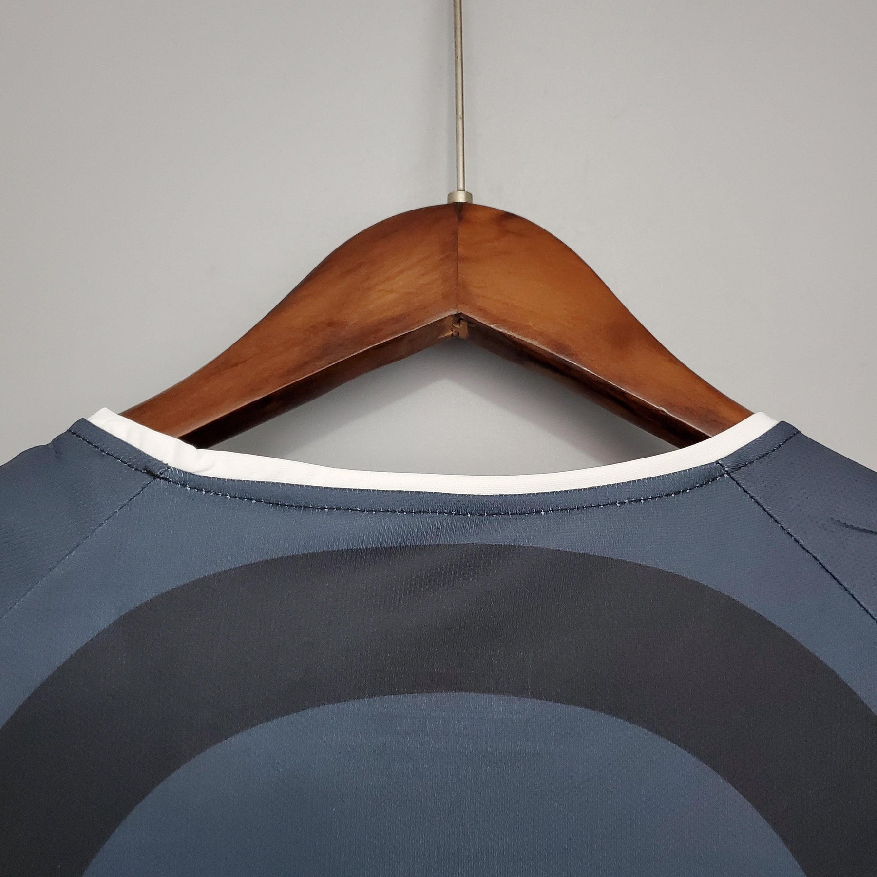 Detalhe da parte de trás da camiseta PSG Away 01/02 Retro Azul Olympic, com gola branca e design moderno.