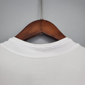 Detalhe da gola da camiseta PSG Away 02/03 Retro branco, exibindo o design clássico e elegante.