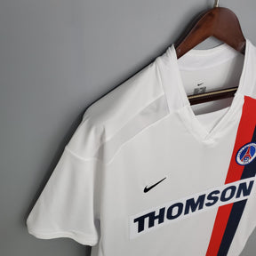 Camisa PSG Away 02/03 Retro branco off com detalhes em vermelho e azul, logotipo Nike.