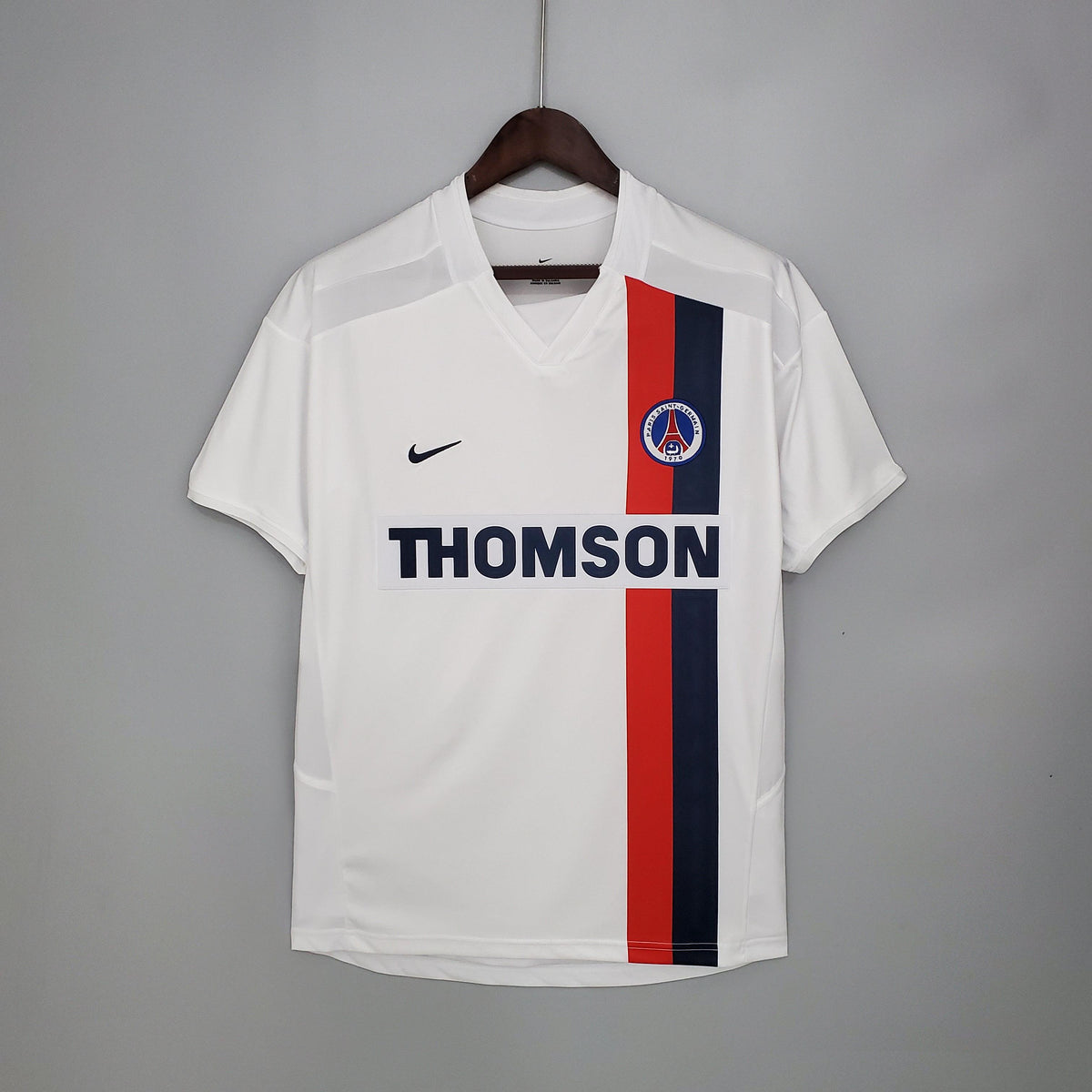 Camisa PSG Away 02/03 Retro branca off com detalhes em vermelho e azul, marca Nike e logotipo do Paris Saint-Germain.