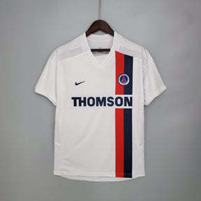 Camisa PSG Away 02/03 Retro branca off com detalhes em vermelho e azul, marca Nike e logotipo do Paris Saint-Germain.