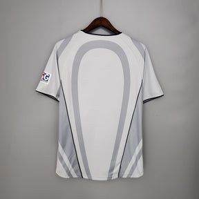 Camisola PSG Away 01/02 Retro branca, design icônico e elegante, ideal para colecionadores e apaixonados por futebol.