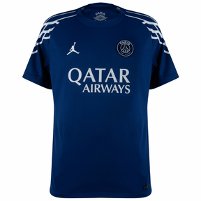 Camisola PSG fourth 24/25 Azul Marinho com logo Jordan e estampas de patrocinador, disponível na OLYMPIC STORE.