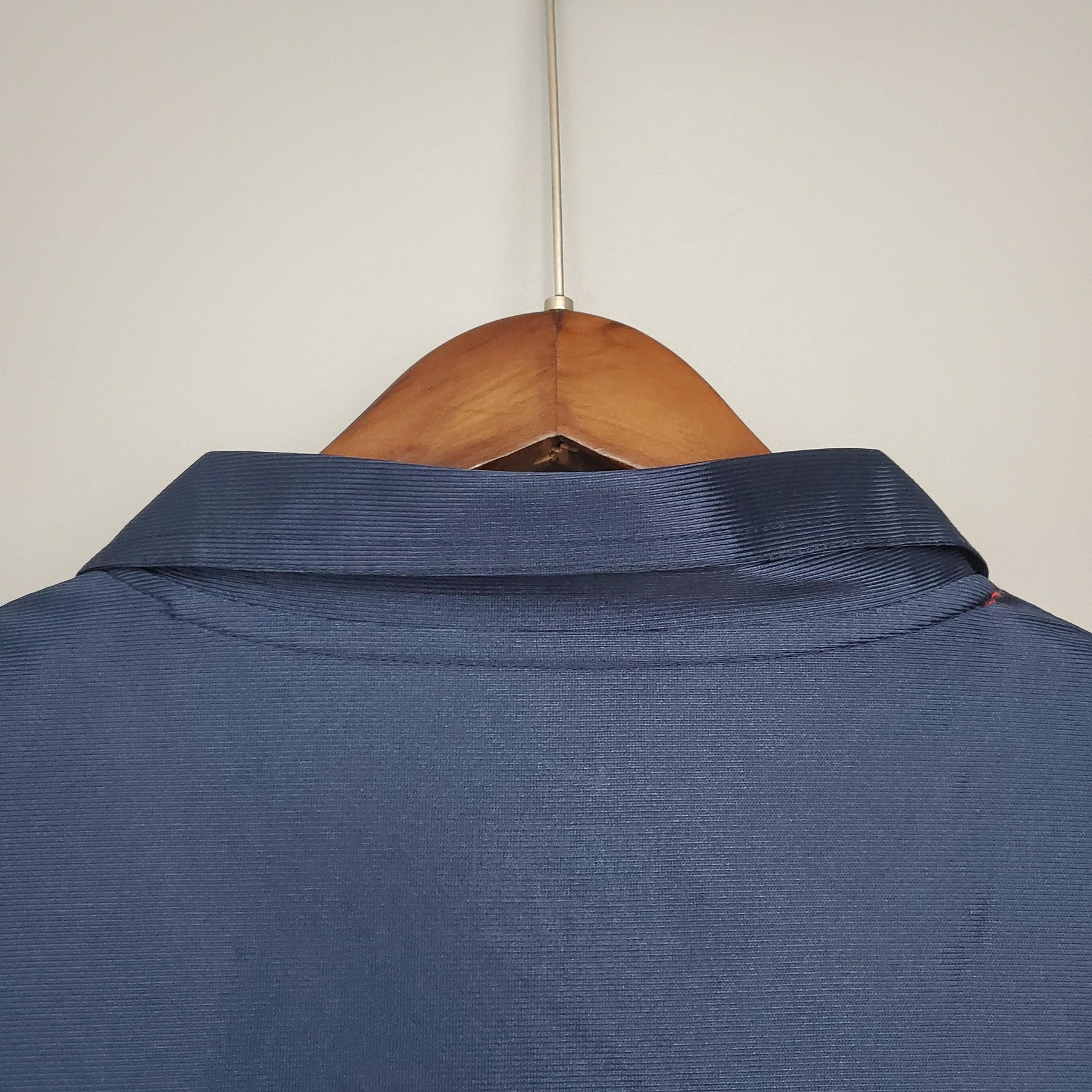 Detalhe da gola da camisa PSG Home 01/02 Retro Azul Olympic, destacando o tecido e o estilo.