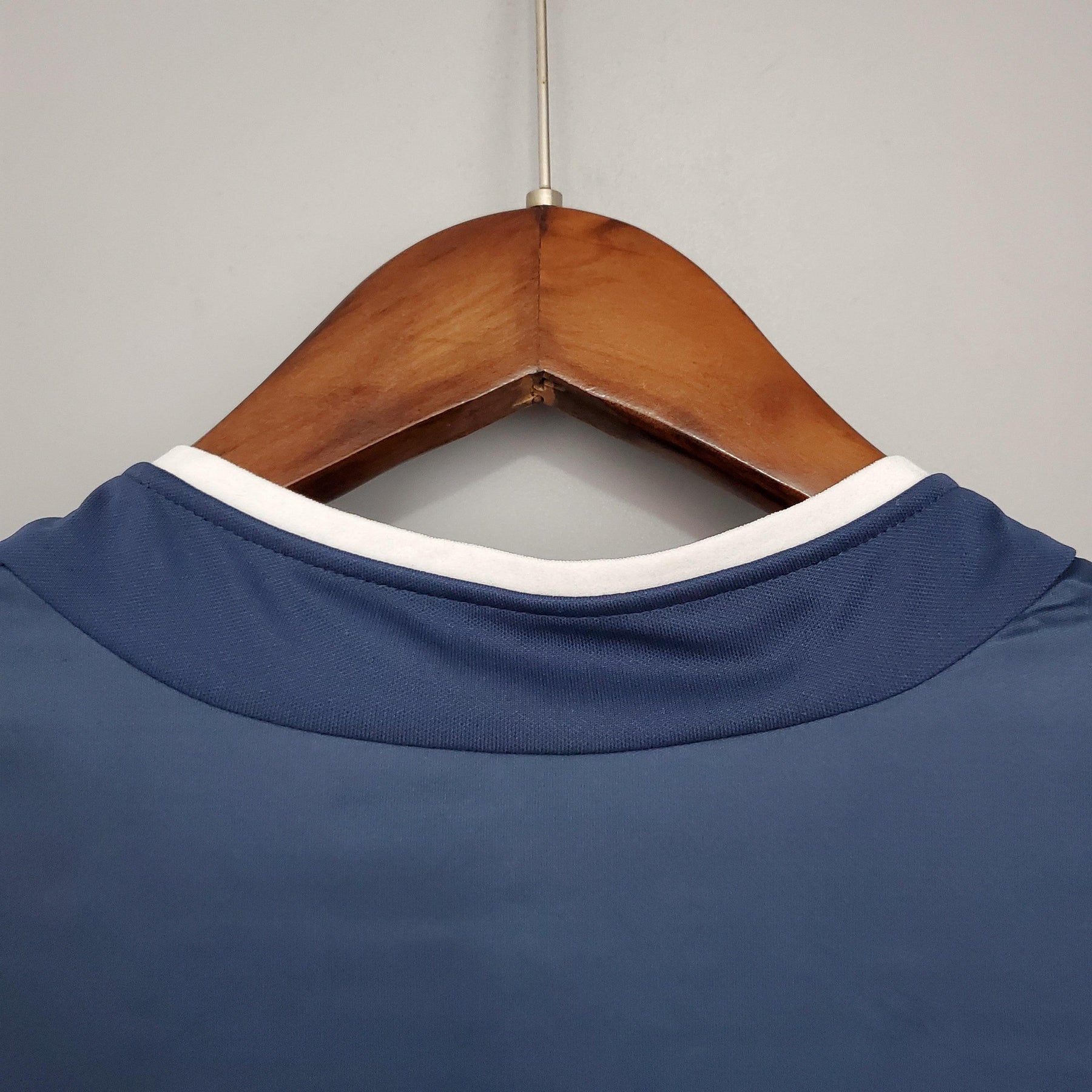 Detalhe da parte de trás da camiseta PSG Home 02/03, disponível na Olympic Store.