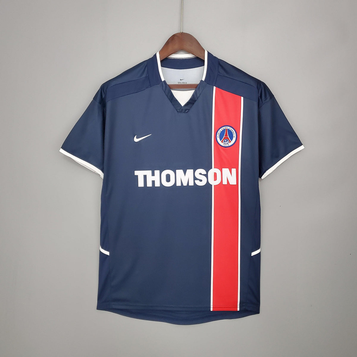Camisa PSG Home 02/03 Retro, com detalhes em vermelho e azul, disponível na Olympic Store.