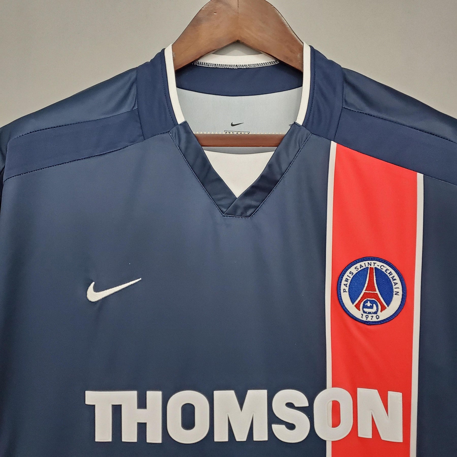 Camiseta PSG Home 02/03 Retro com logo, detalhes em azul e vermelho, ideal para fãs do clube.