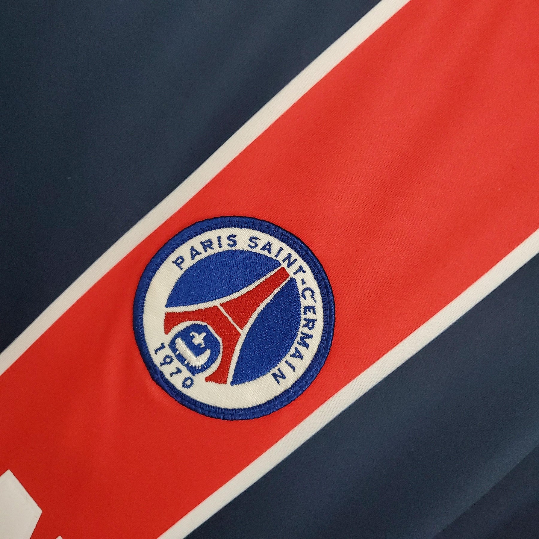 Emblema do PSG Home 02/03, parte do design da camisa do Paris Saint-Germain, destacando sua história no futebol.
