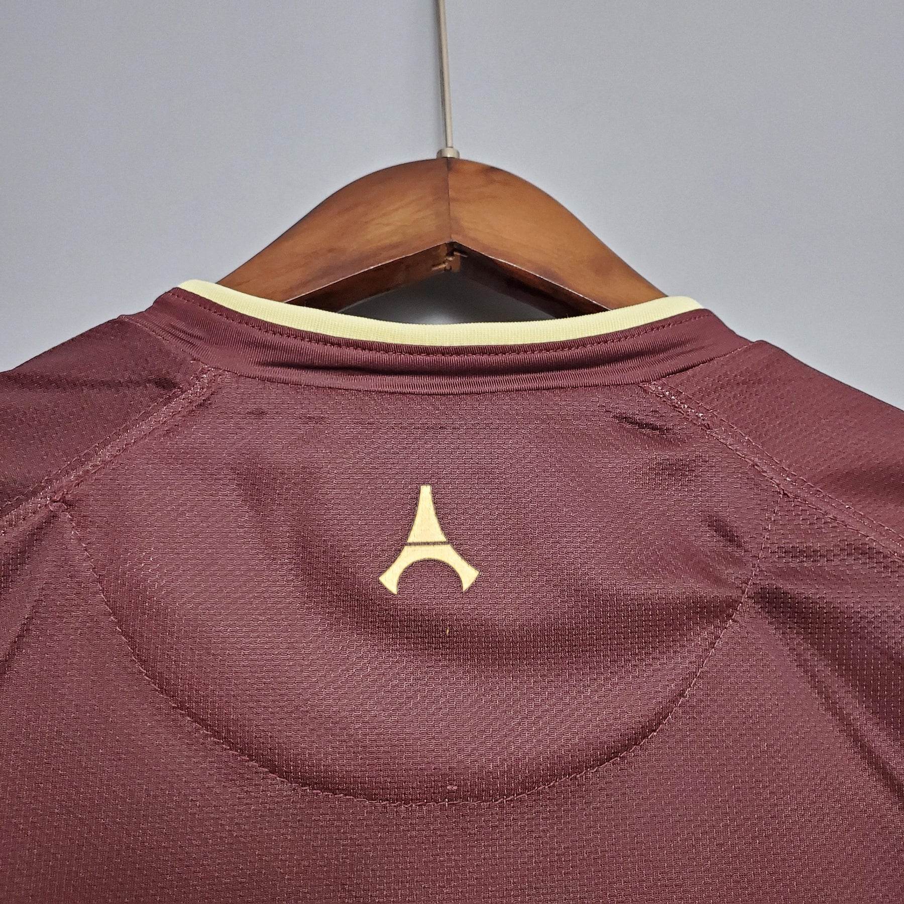 Detalhe da parte de trás da camiseta PSG Home 06/07 Retro Vermelho, destacando o símbolo do time.