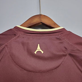 Detalhe da parte de trás da camiseta PSG Home 06/07 Retro Vermelho, destacando o símbolo do time.