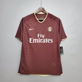 Camisola PSG Home 06/07 Retro Vermelho com detalhes em dourado e logo da Nike, ideal para fãs.