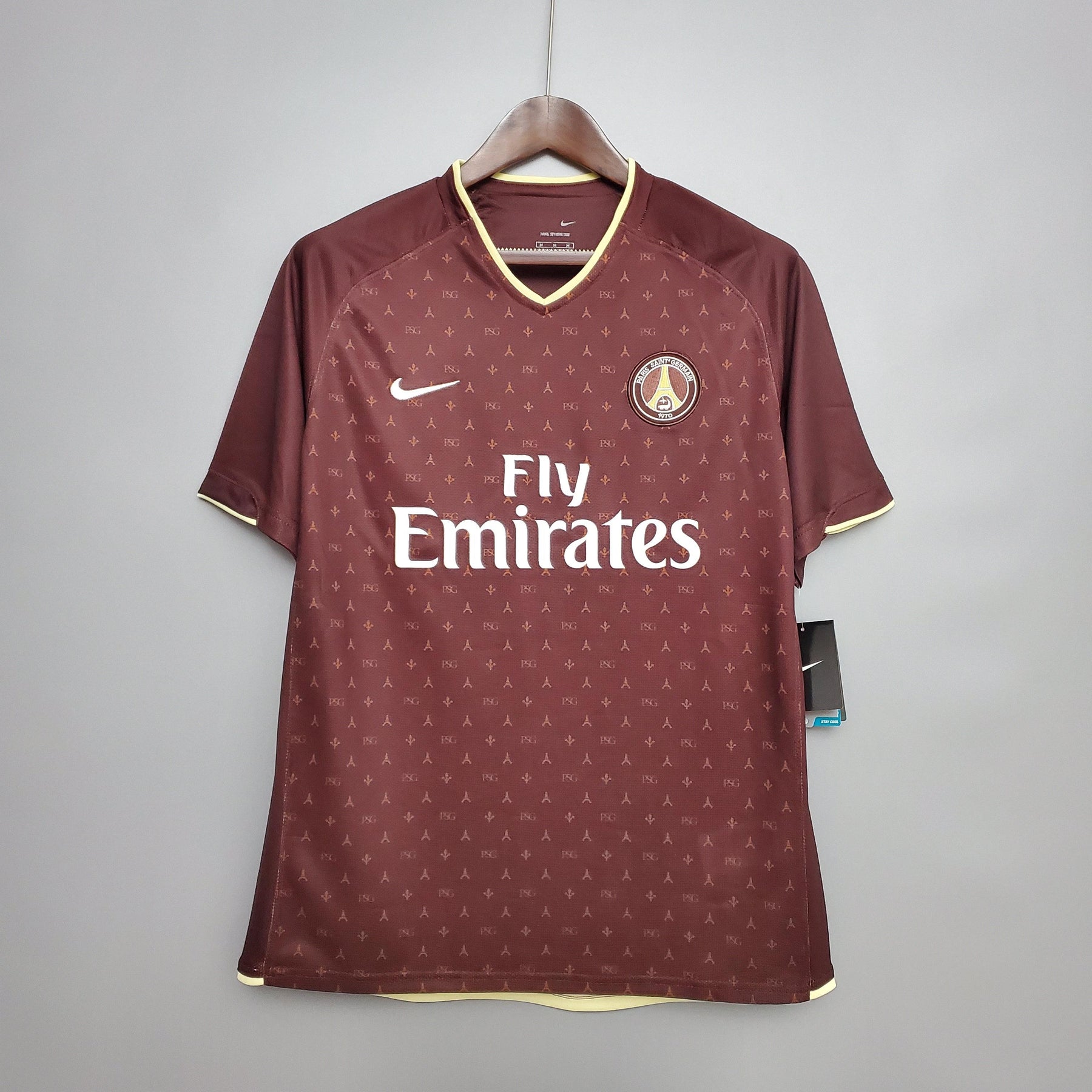 Camisola PSG Home 06/07 Retro Vermelho com detalhes em dourado e logo da Nike, ideal para fãs.