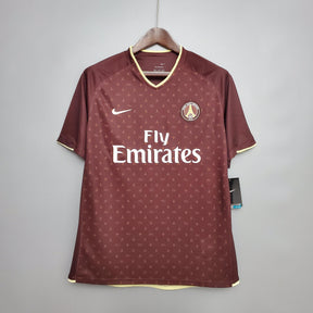 Camisola PSG Home 06/07 Retro Vermelho com detalhes em dourado e logo da Nike, ideal para fãs.