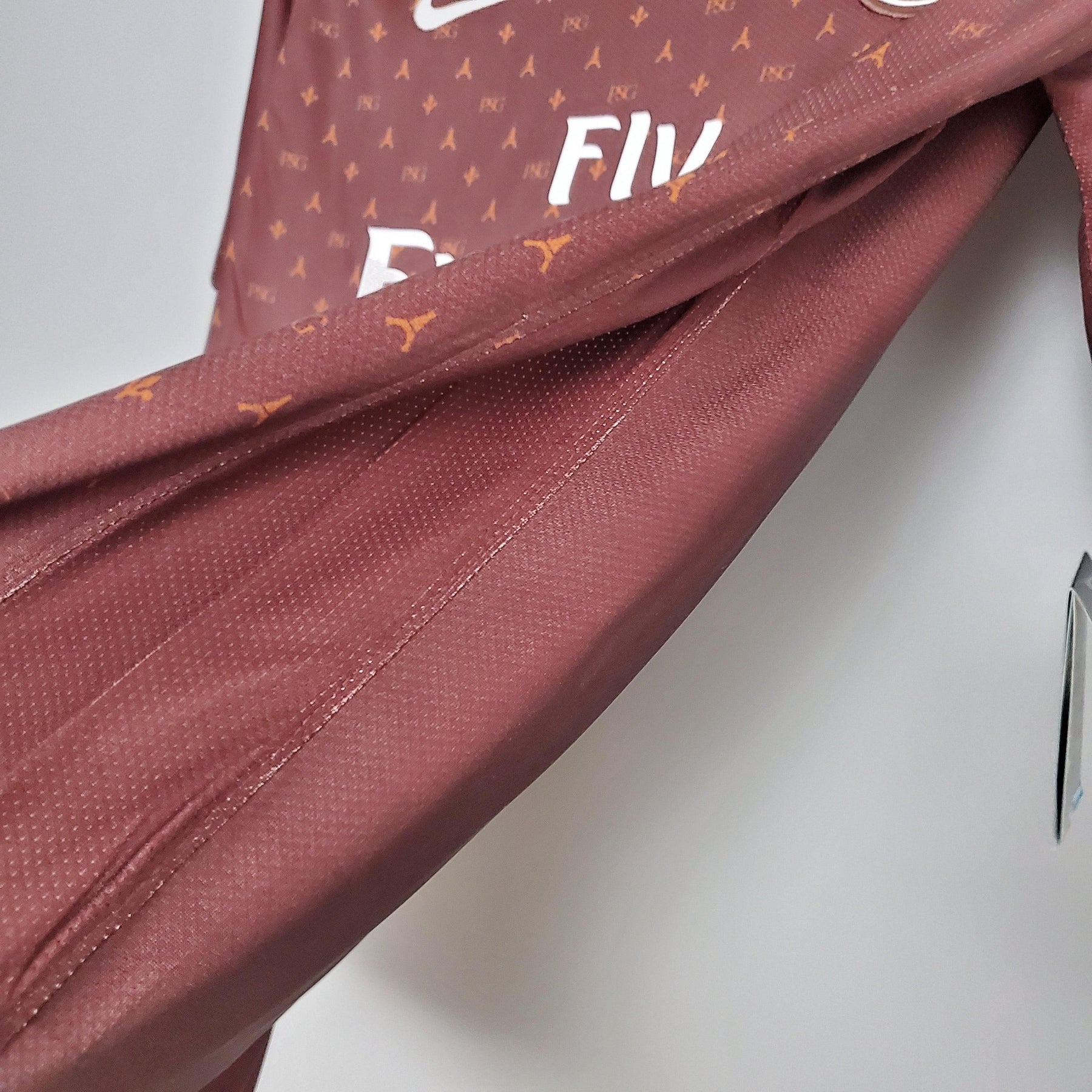 Camisola retro PSG Home 06/07 vermelha com detalhes da marca e design icônico para fãs do futebol.