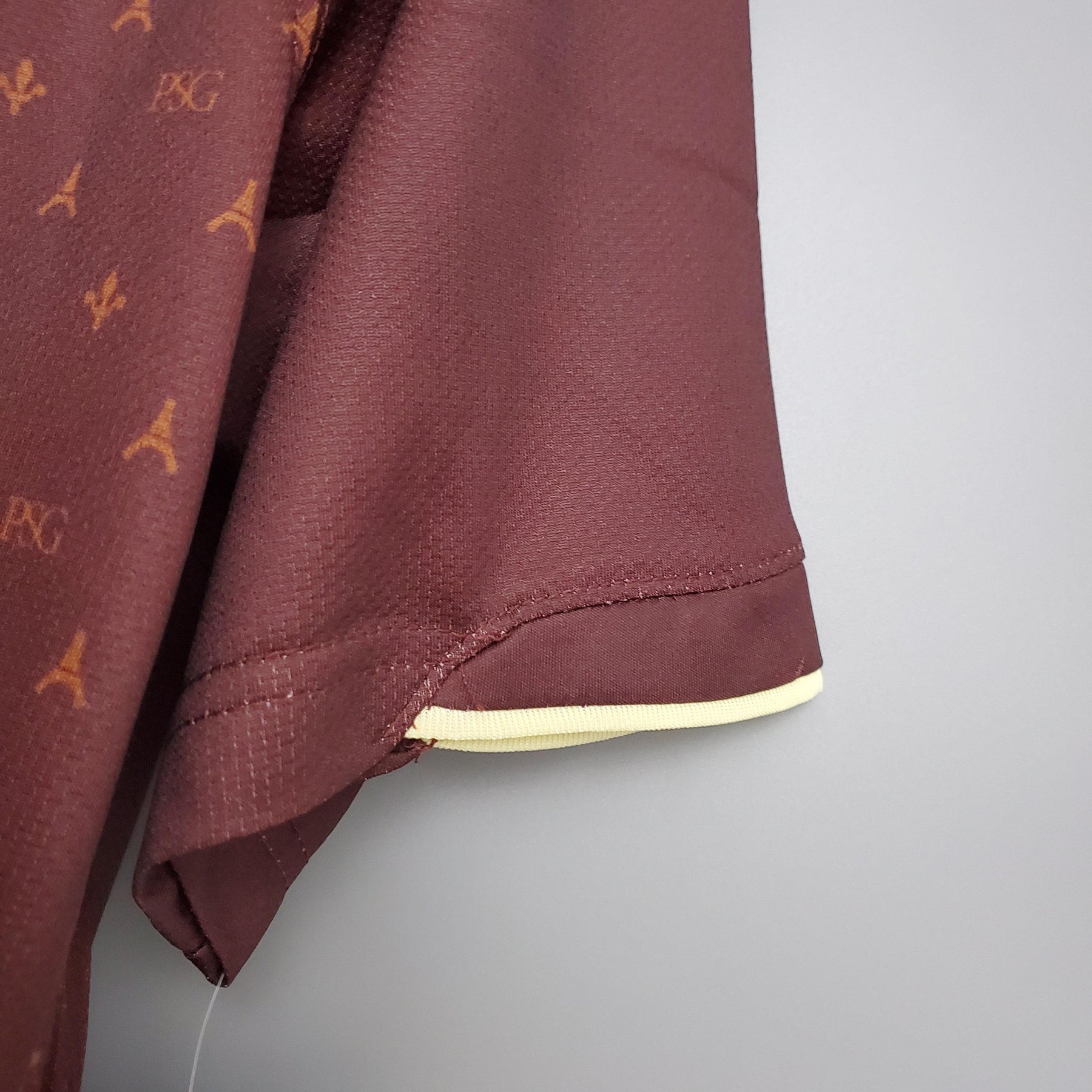 Detalhe da manga da camiseta PSG Home 06/07 Retro Vermelho, destacando o design clássico e a qualidade do material.