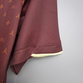 Detalhe da manga da camiseta PSG Home 06/07 Retro Vermelho, destacando o design clássico e a qualidade do material.