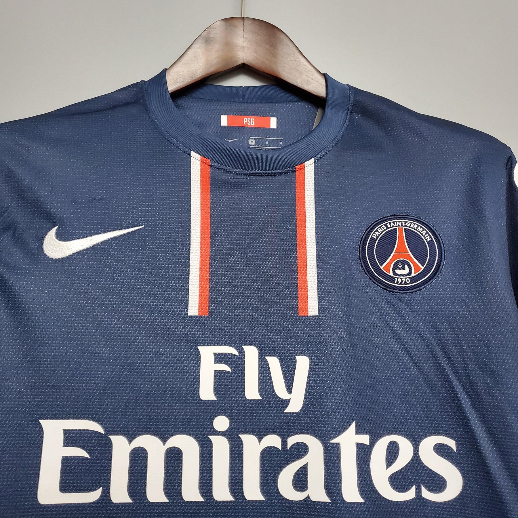 Camisola PSG Home 12/13 Retro Azul Marinho com logo e design clássico, perfeita para fãs do clube.