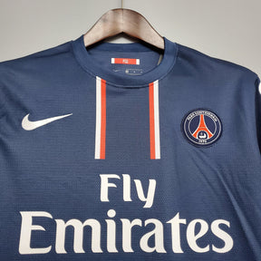 Camisola PSG Home 12/13 Retro Azul Marinho com logo e design clássico, perfeita para fãs do clube.