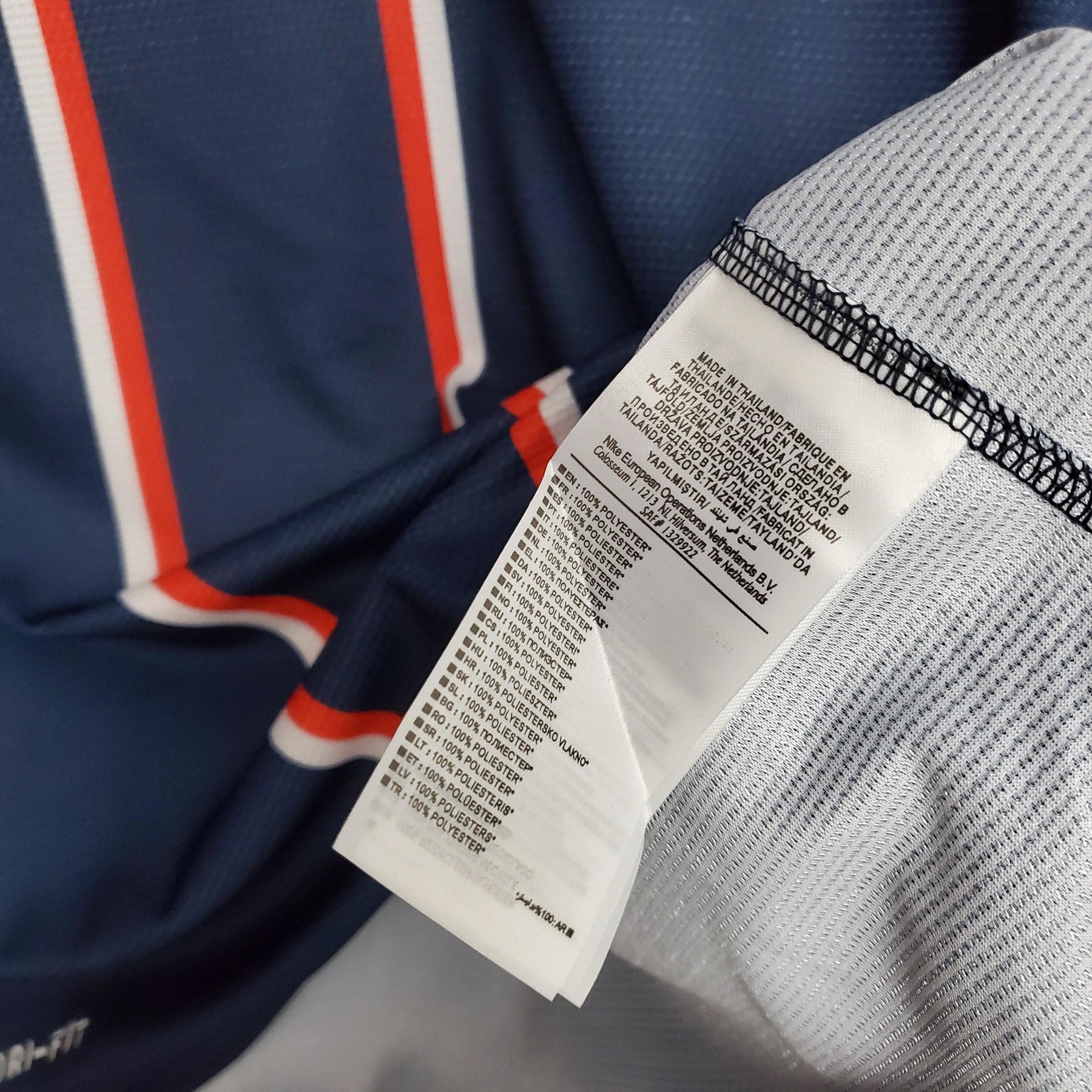 Etiqueta de cuidado e composição da camisola PSG Home 12/13 Retro Azul Marinho.