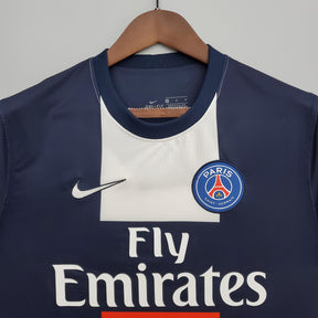 Camisa PSG Home 13/14 Retro Azul com logo Paris Saint-Germain e patrocinador Fly Emirates.
