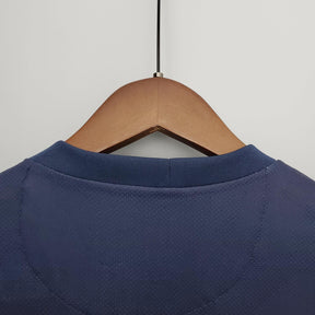 Detalhe da parte de trás da camisa PSG Home 13/14 Retro Azul Olympic pendurada em cabide.