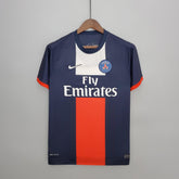 Camisa PSG Home 13/14 Retro Azul Olympic, design azul marinho com detalhes em vermelho e logo do PSG.