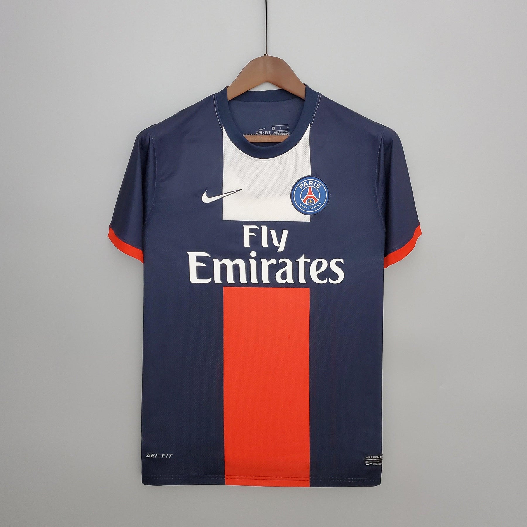 Camisa PSG Home 13/14 Retro Azul Olympic, design azul marinho com detalhes em vermelho e logo do PSG.