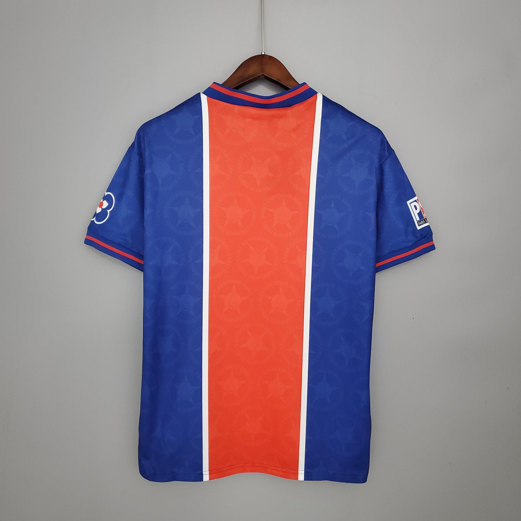 Camisola PSG Home 95/96 Retro Azul e Vermelho, vista traseira, design icônico com detalhes em azul e vermelho.
