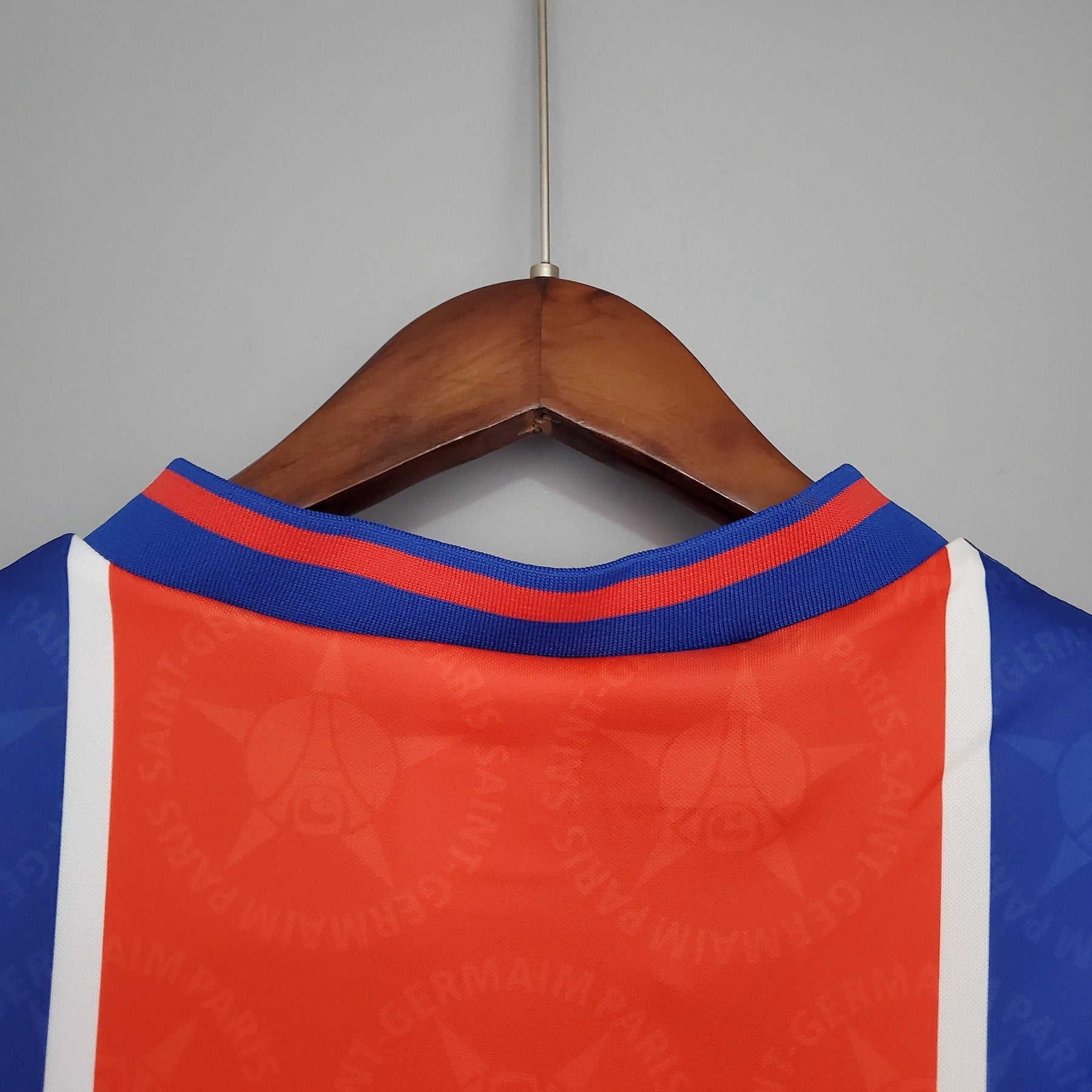 Detalhe das costas da camisola PSG Home 95/96 Retro Azul e Vermelho, destacando a gola e as cores icônicas.