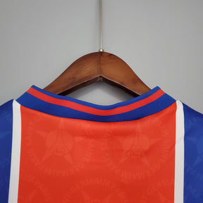 Detalhe das costas da camisola PSG Home 95/96 Retro Azul e Vermelho, destacando a gola e as cores icônicas.