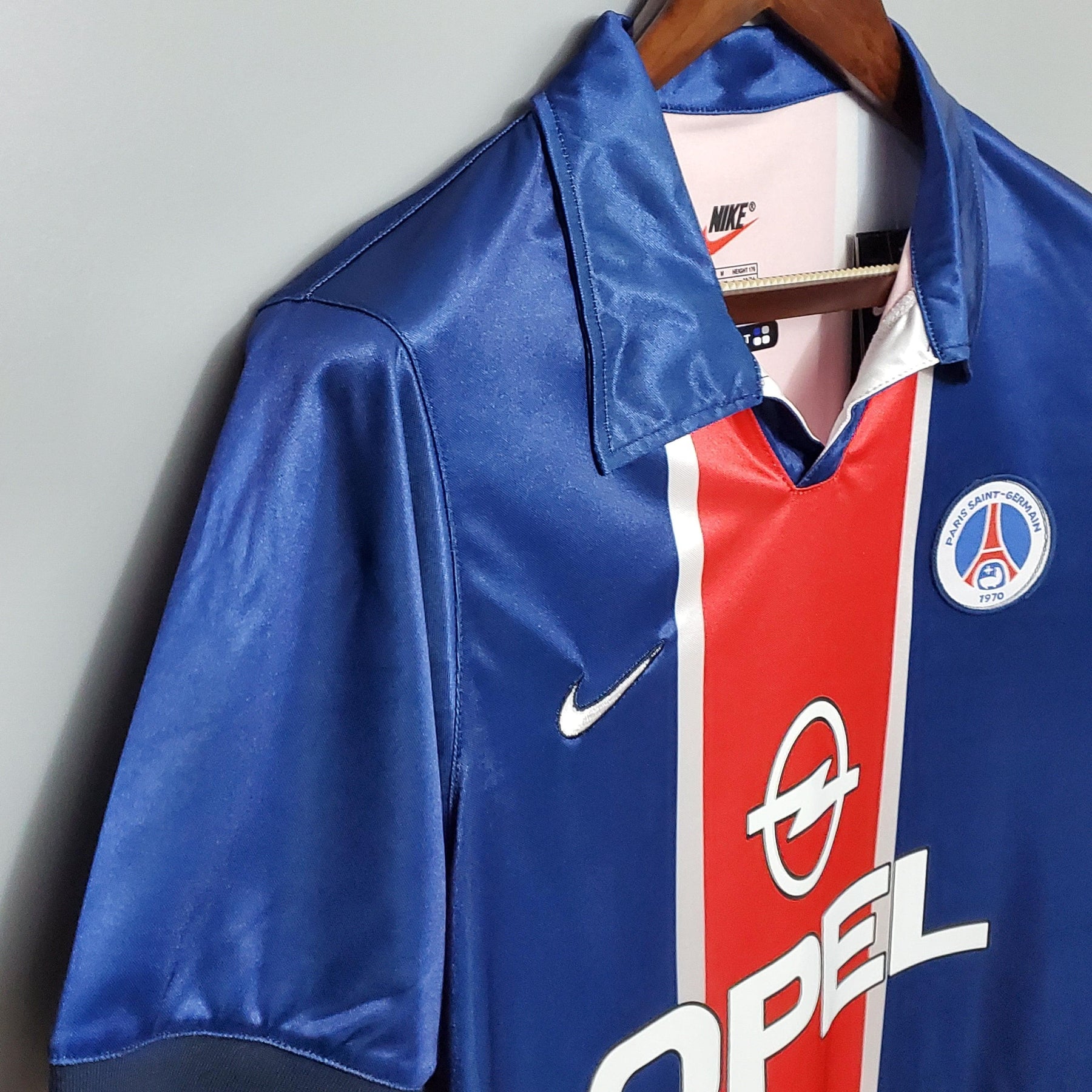 Camisa PSG Home 98/99 Retro Azul e Vermelho, estilo clássico com detalhes em vermelho e azul.