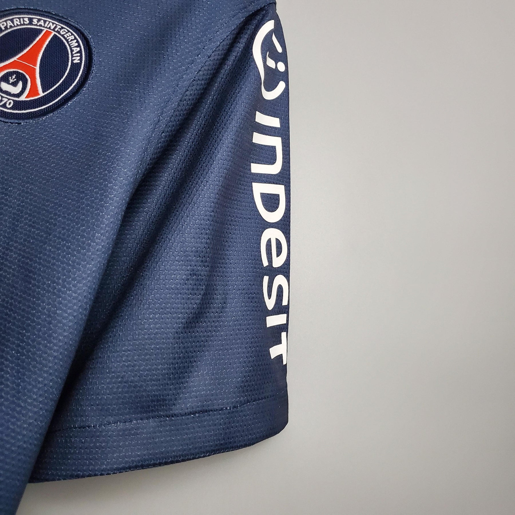 Logo da PSG Home 12/13 Retro Azul Marinho e patrocínio da Indesit na manga