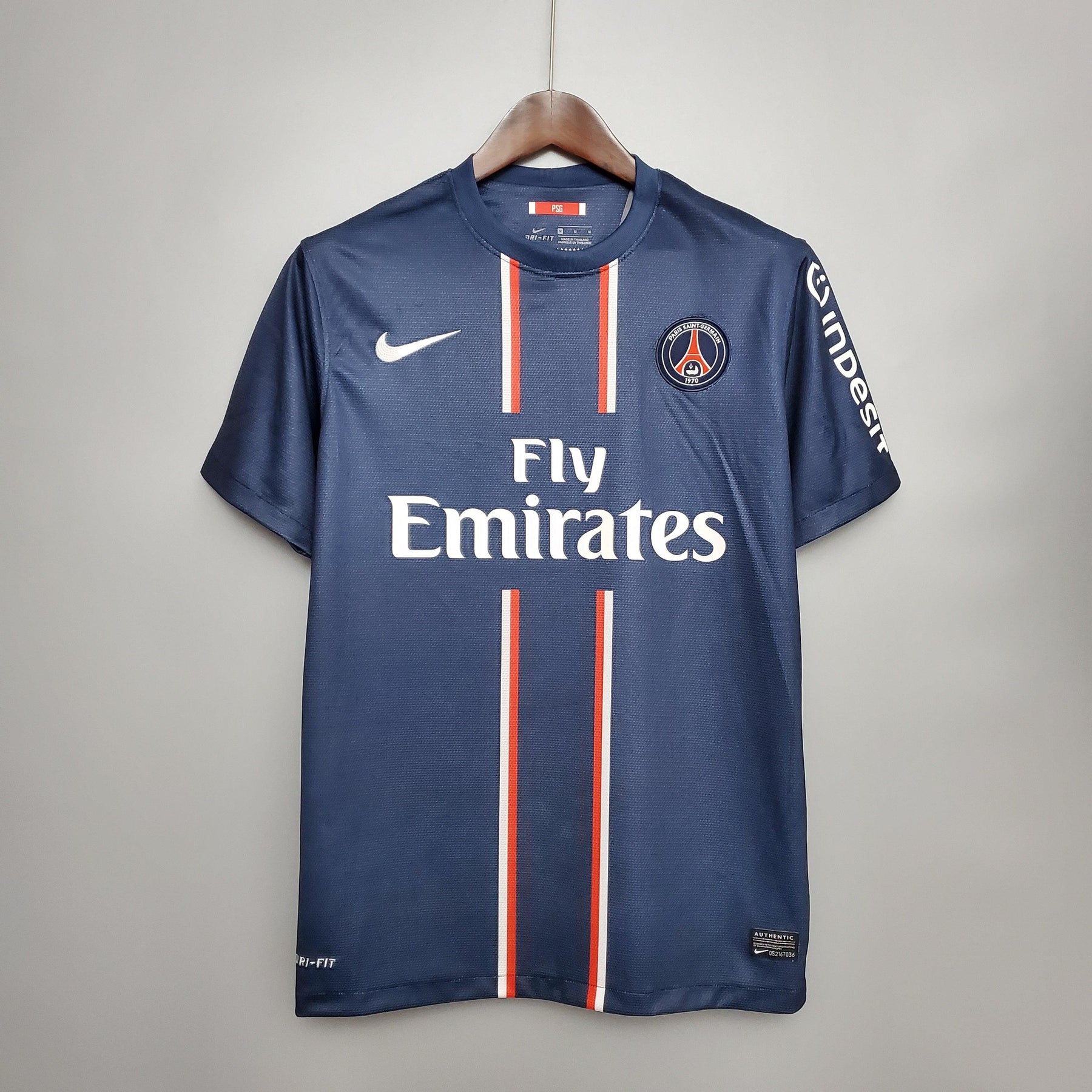 Camisola PSG Home 12/13 Retro Azul Marinho, vestuário icônico do clube, disponível na OLYMPIC STORE.