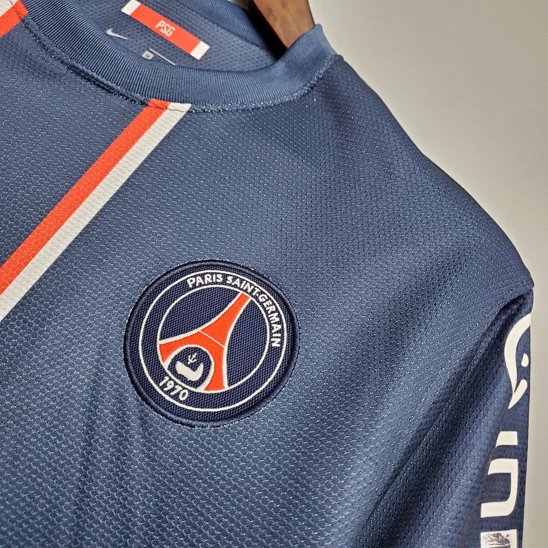 Camisola PSG Home 12/13 Retro Azul Marinho com logo e detalhes em vermelho e branco