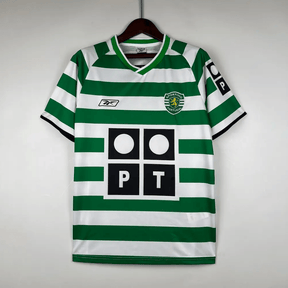 Camisola Retro Sporting 2003/04 com listras verdes e brancas e logo do time, disponível na OLYMPIC STORE.