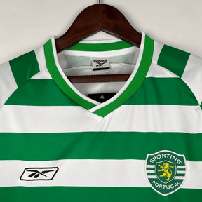 Camisola Retro Sporting 2003/04 em verde e branco, detalhe do logotipo e gola de camiseta, disponível na OLYMPIC STORE.