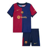 Conjunto Infantil Barcelona Home 24/25 com camiseta e shorts nas cores vermelho e azul
