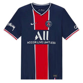 Camiseta Stussy x Paris Saint-Germain (PSG) Edição Limitada com design moderno e detalhes icônicos.